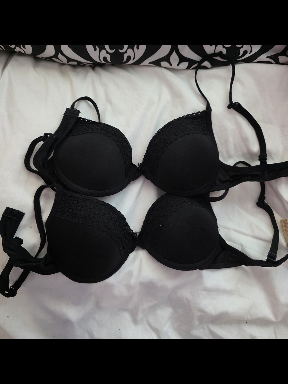 NWOT- 2 lei Black Lace Trim 34B Push-Up Bras